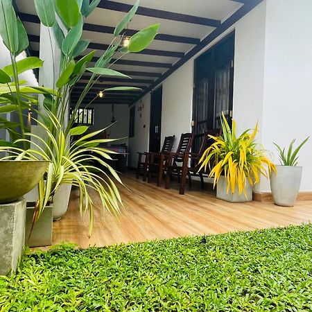 The Nook Hotell Hikkaduwa Exteriör bild