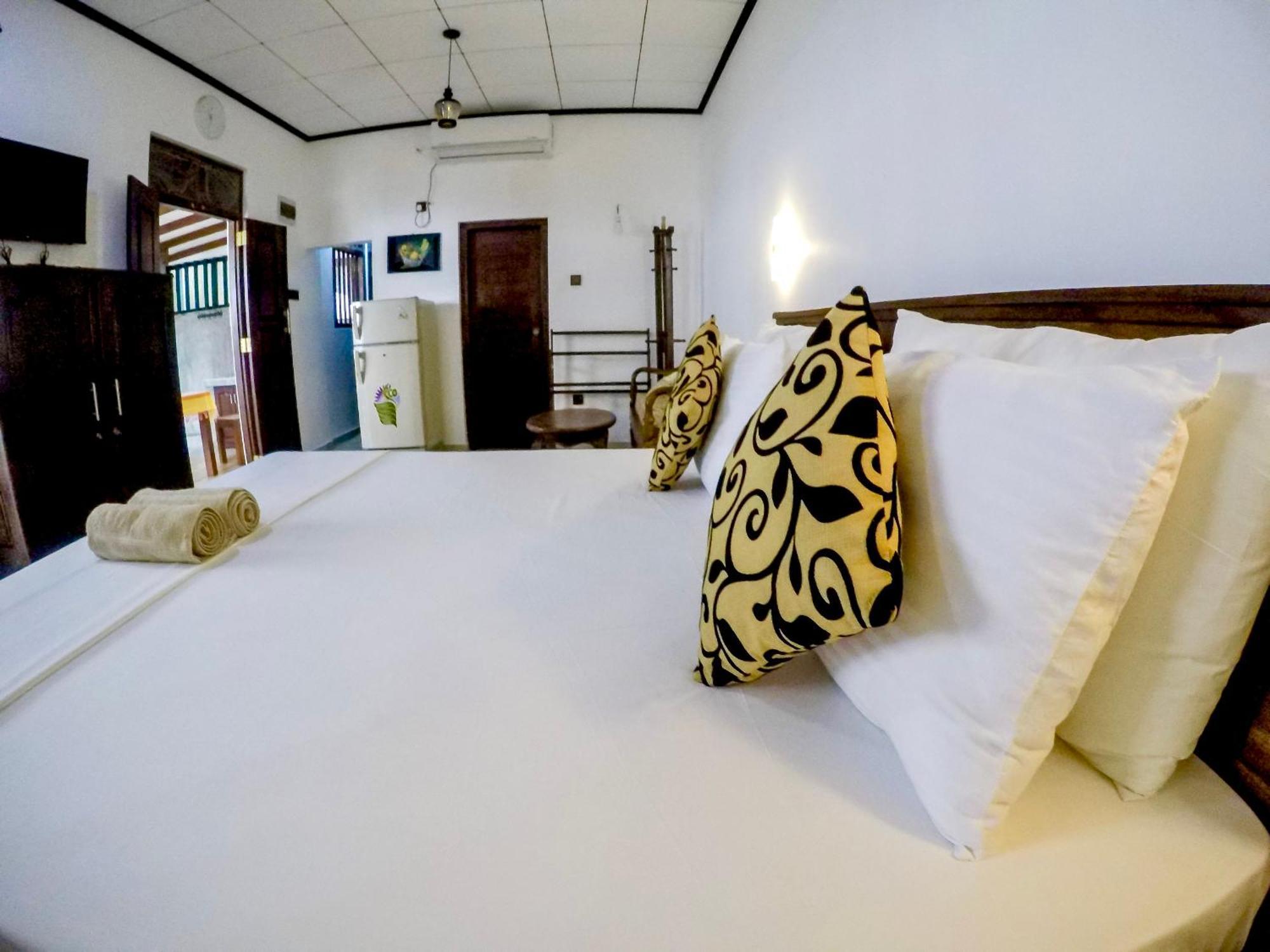 The Nook Hotell Hikkaduwa Exteriör bild